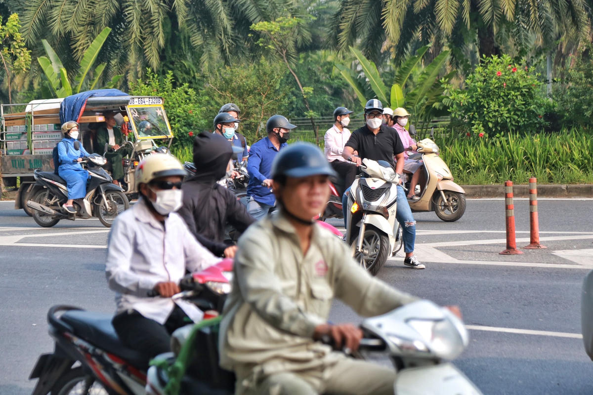 Đại úy Trần Đoàn – Cán bộ Đội CSGT số 6 (Công an TP Hà Nội) cho biết: “Trước thực trạng xe máy đi ngược chiều, Đội CSGT số 6 đã thành lập tổ công tác, thường xuyên túc trực vào giờ cao điểm quyết liệt xử lý vi phạm, bên cạnh đó tăng cường công tác tuyên truyền cho người dân nhận thấy sự nguy hiểm khi đi ngược chiều”.