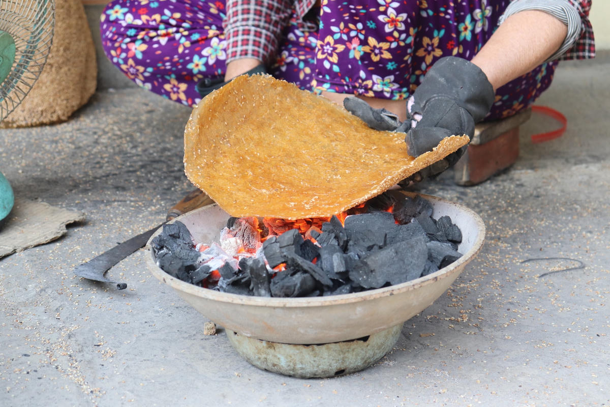Thu nhập nghề mang lại không quá cao, khoảng 6-7 triệu đồng/người/tháng nhưng đủ nuôi sống anh gia đình và tạo công ăn việc làm cho hàng nghìn lao động ở địa phương.