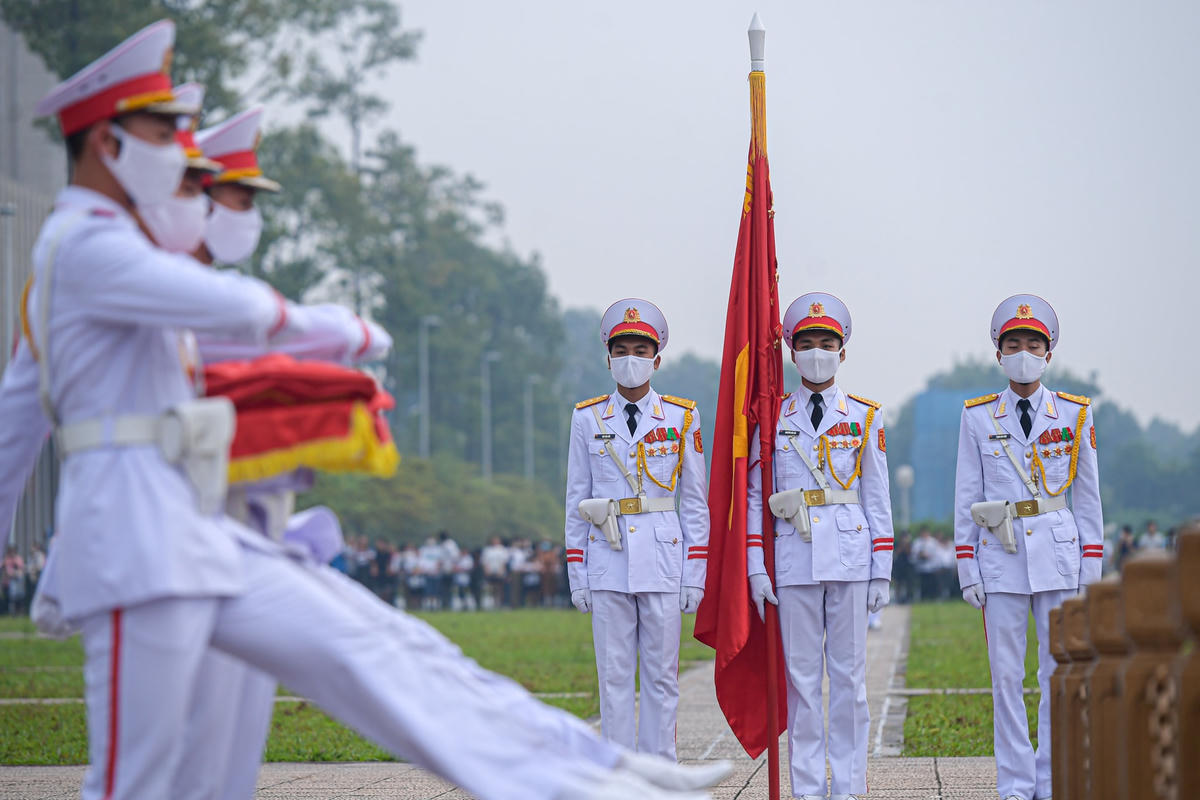 Các chiến sĩ của đội hồng kỳ nghiêm trang bước lên bục để chuẩn bị thực hiện các nghi thức chính.