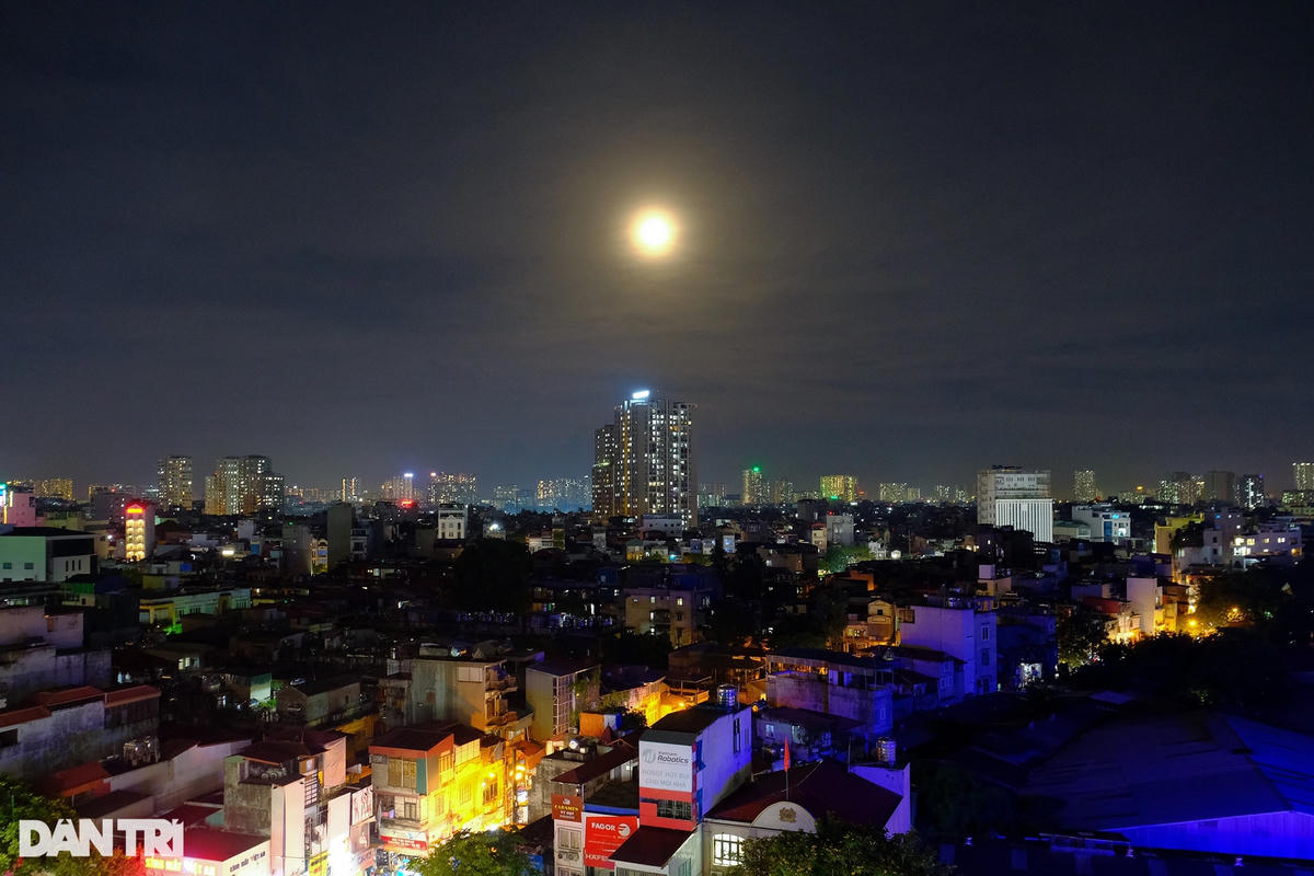 Trời Hà Nội càng về đêm càng quang đãng hơn. Đây là cơ hội cuối cùng để người yêu thiên văn ở Hà Nội có thể ngắm và ghi hình siêu trăng lớn nhất trong năm 2022 (Ảnh: Phạm Văn).