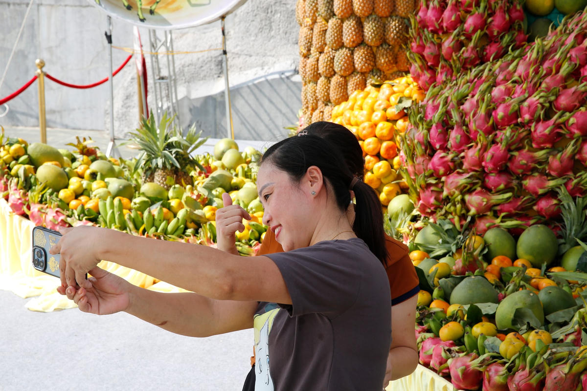 Du khách chụp ảnh bên mâm cỗ khổng lồ hình đèn ông sao.