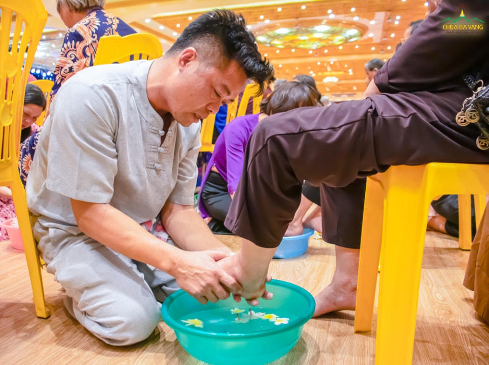 Phật tử bày tỏ sự xúc động trong buổi lễ rửa chân cho cha mẹ.