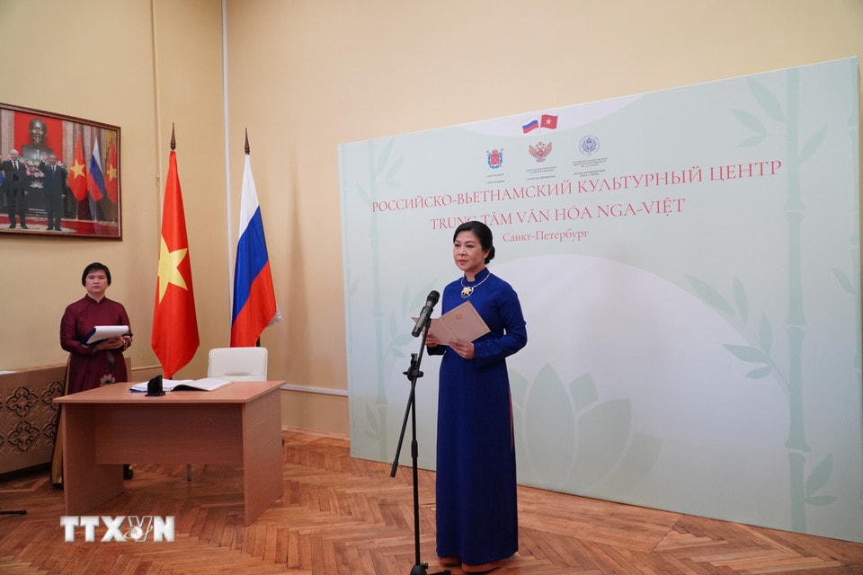 Phu nhân Ngô Phương Ly phát biểu chúc mừng Trung tâm mới. (Ảnh: Tâm Hằng/TTXVN)