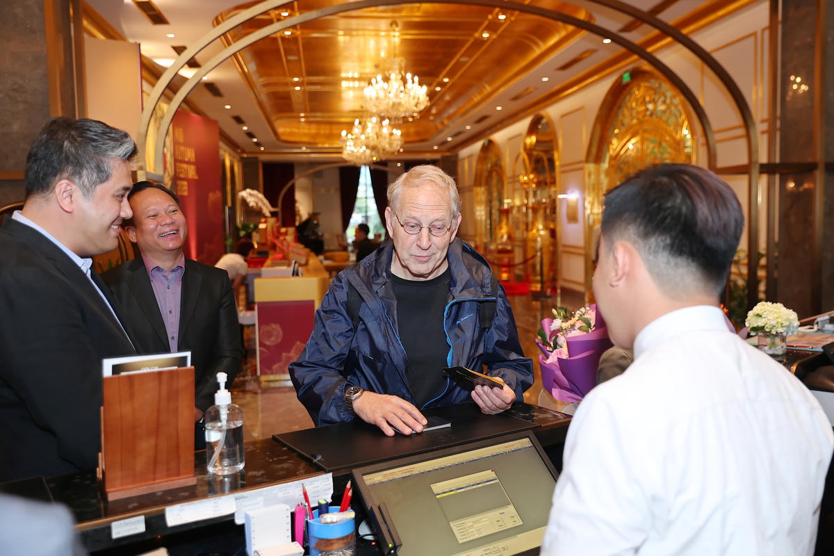 Sau chuyến bay dài tới Hà Nội, Shlomo Mintz đã di chuyển tới một khách sạn 5 sao trong nội thành Hà Nội,  