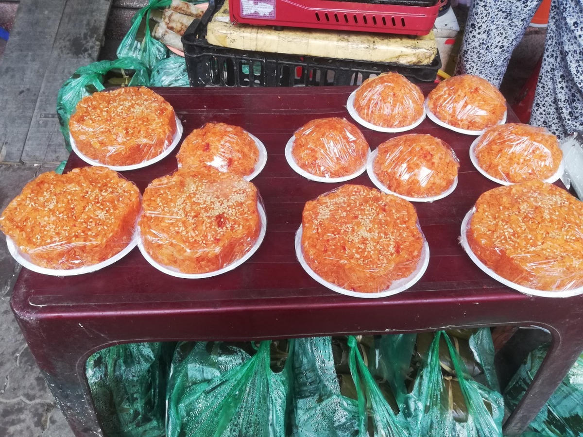 Những đĩa xôi giá chỉ tầm 20-25.000 đồng/đĩa đẹp mắt cũng được chuẩn bị chu đáo, bánh chưng nóng hổi cũng được sắp sẵn, giá chỉ từ 30-35.000 đồng/chiếc.
