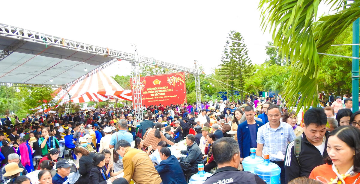 Khoảng 20.000 người dự tiệc buffet tại khuôn viên Nhà thi đấu đa năng, TP Bắc Ninh trưa 11/2. Ảnh: Thanh Tùng.