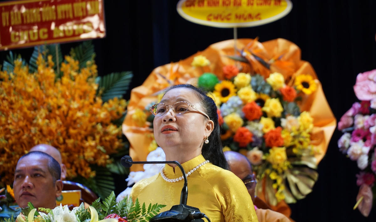 Bà Lê Thị Xuân Trang, Trưởng ban Dân vận, Chủ tịch Ủy ban MTTQ Việt Nam tỉnh Bình Phước phát biểu chúc mừng đại hội. Ảnh: Mạnh Thìn.