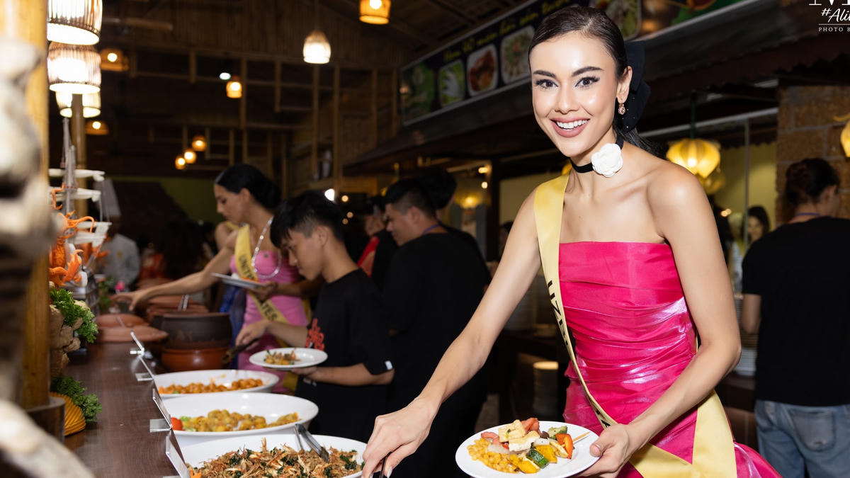 Lê Hoàng Phương gây ấn tượng với thí sinh Hoa hậu Hoà bình Quốc tế 2023