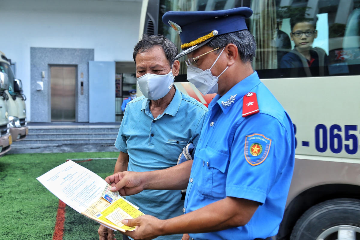Ông Tưởng Đỗ Hiển, Phó đội trưởng Đội Thanh tra GT quận Hà Đông cho biết, sau 2 năm nghỉ do dịch Covid-19, bây giờ các em học sinh đã chính thức bước vào năm học mới. Theo đó Sở GTVT Hà Nội đã ban hành kế hoạch kiểm tra tất cả các Công ty, nhà trường có dịch vụ đưa đón học sinh đến trường.