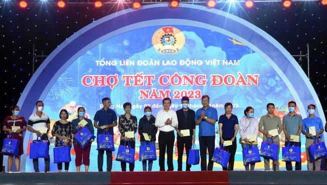Trao quà Tết cho công nhân có hoàn cảnh khó khăn tại đêm khai mạc chương trình Chợ Tết Công đoàn năm 2023. Ảnh: CTV.