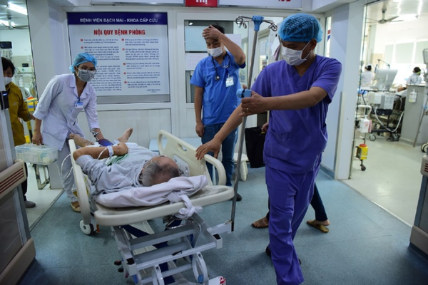 Cấp cứu bệnh nhân ngộ độc rượu tại Bệnh viện Bạch Mai. Ảnh: TL.