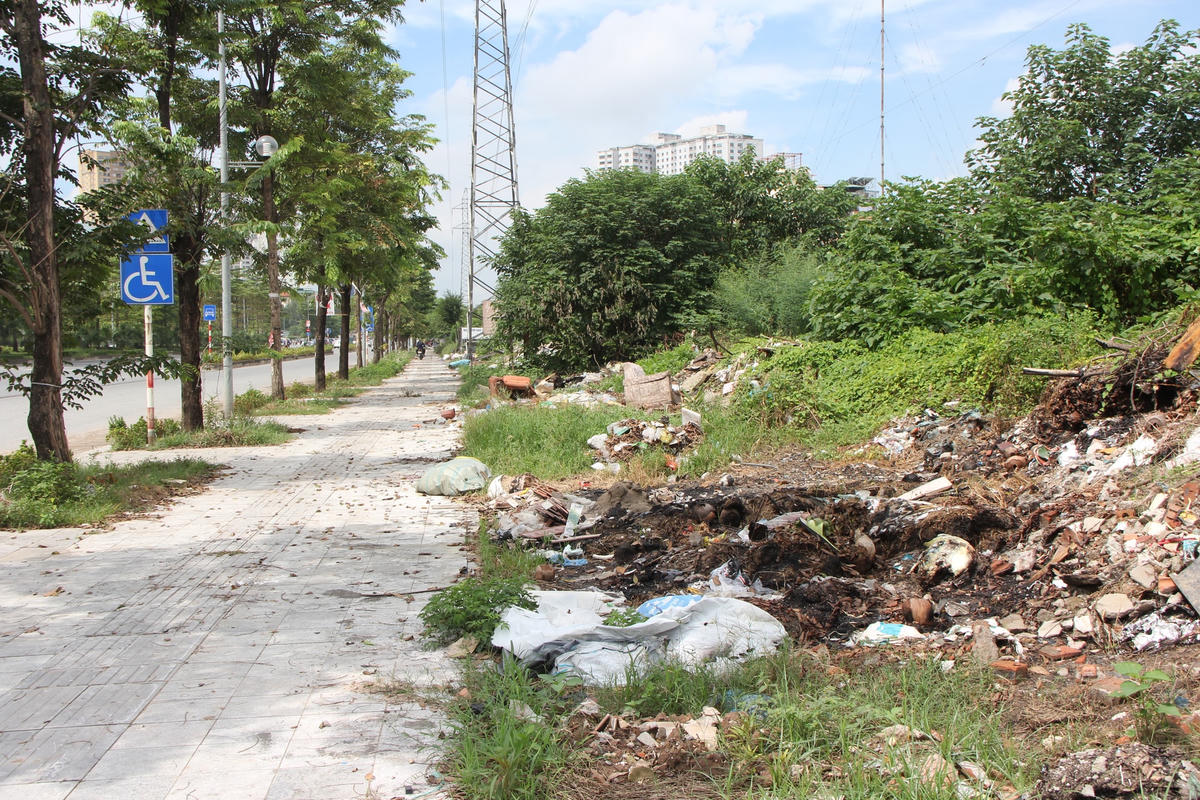 Hà Nội: Đại lộ nghìn tỷ biến thành nơi buôn bán, đổ rác