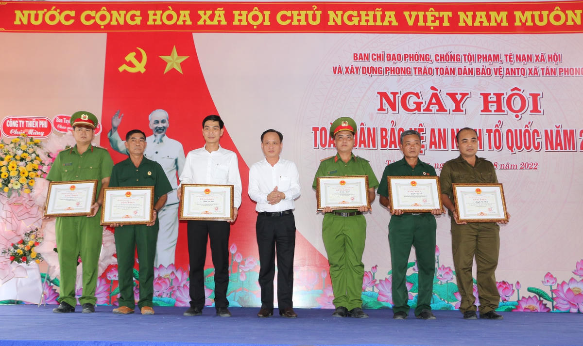 Chủ tịch UBND tỉnh Bạc Liêu Phạm Văn Thiều tặng Bằng khen cho tập thể và cá nhân vì có thành tích tiêu biểu trong xây dựng phong trào Toàn dân bảo vệ an ninh Tổ quốc.