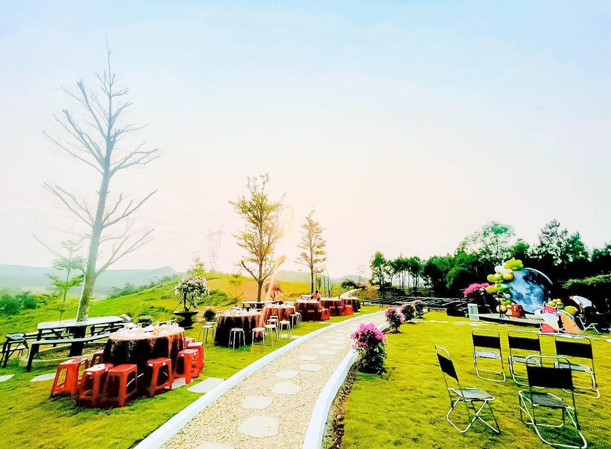 Khung cảnh tiệc ngoài trời view đồi núi.