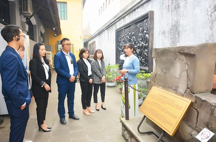 Du khách sử dụng hệ thống thuyết minh tự động tham quan Khu di tích Nhà tù Hỏa Lò (Hà Nội).