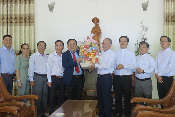 Ông Lê Hữu Hoàng, Phó Chủ tịch Thường trực UBND tỉnh Khánh Hòa cùng đoàn công tác thăm, chúc mừng Tòa Giám mục Giáo phận Nha Trang.