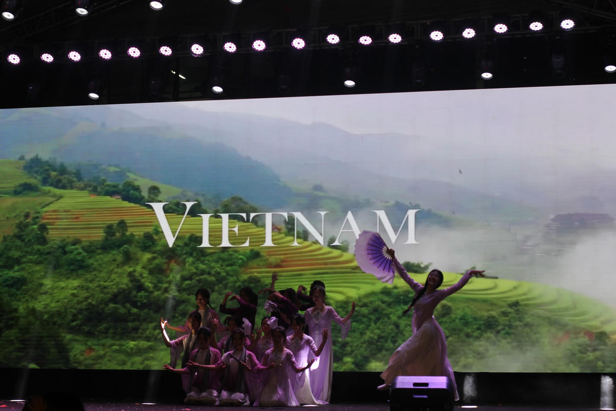Các thành viên của khối chuyên Sử với áo dài truyền thống, truyền tải những trang sử hào hùng của dân tộc qua điệu múa uyển chuyển, duyên dáng.