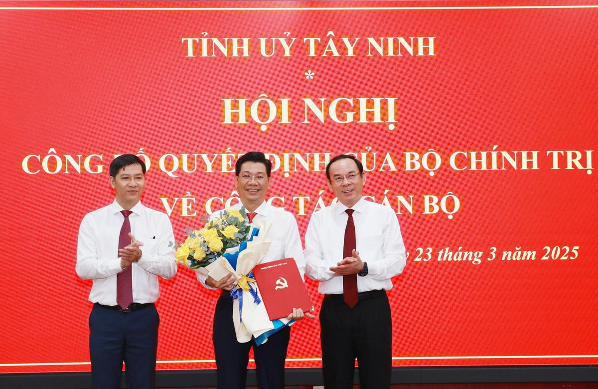 Uỷ viên Bộ Chính trị, Bí thư Thành uỷ Thành phố Hồ Chí Minh Nguyễn Văn Nên và Phó trưởng Ban Tổ chức Trung ương Nguyễn Thành Tâm trao quyết định, tặng hoa chúc mừng Bí thư Tỉnh ủy Nguyễn Mạnh Hùng.