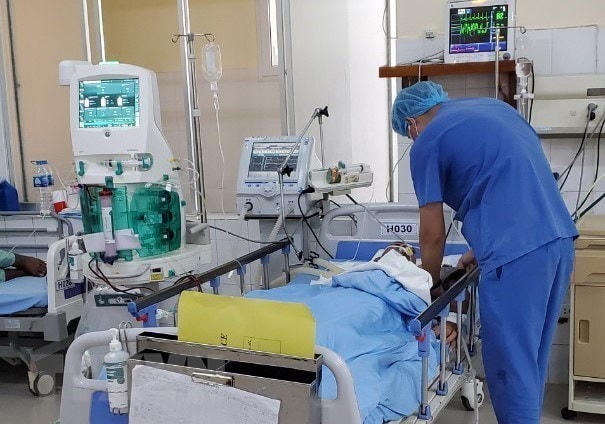 Điều trị cho bệnh nhân ngộ độc rượu. Ảnh minh họa.