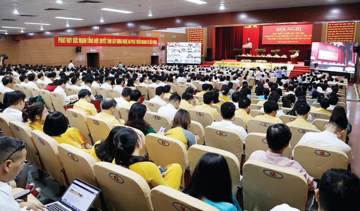 Hội nghị thu hút trên 4,4 vạn cán bộ, công chức, viên chức tham dự trong toàn tỉnh Nghệ An tham dự với 2 hình thức trực tiếp và trực tuyến đến 655 điểm cầu. Ảnh Điền Bắc.
