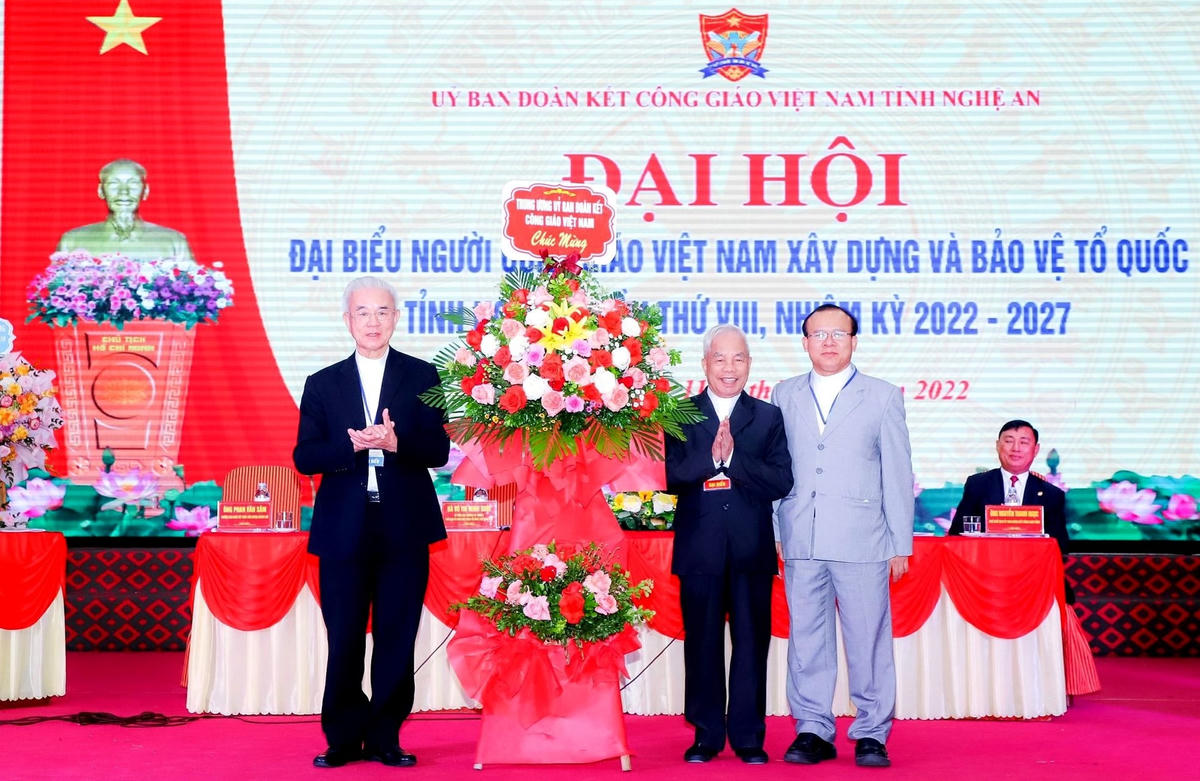 Linh mục Trần Xuân Mạnh - Chủ tịch Trung ương Ủy ban Đoàn kết Công giáo Việt Nam (bên trái) chúc mừng thành công Đại hội đại biểu Người Công giáo Việt Nam xây dựng và bảo vệ Tổ quốc tỉnh Nghệ An.