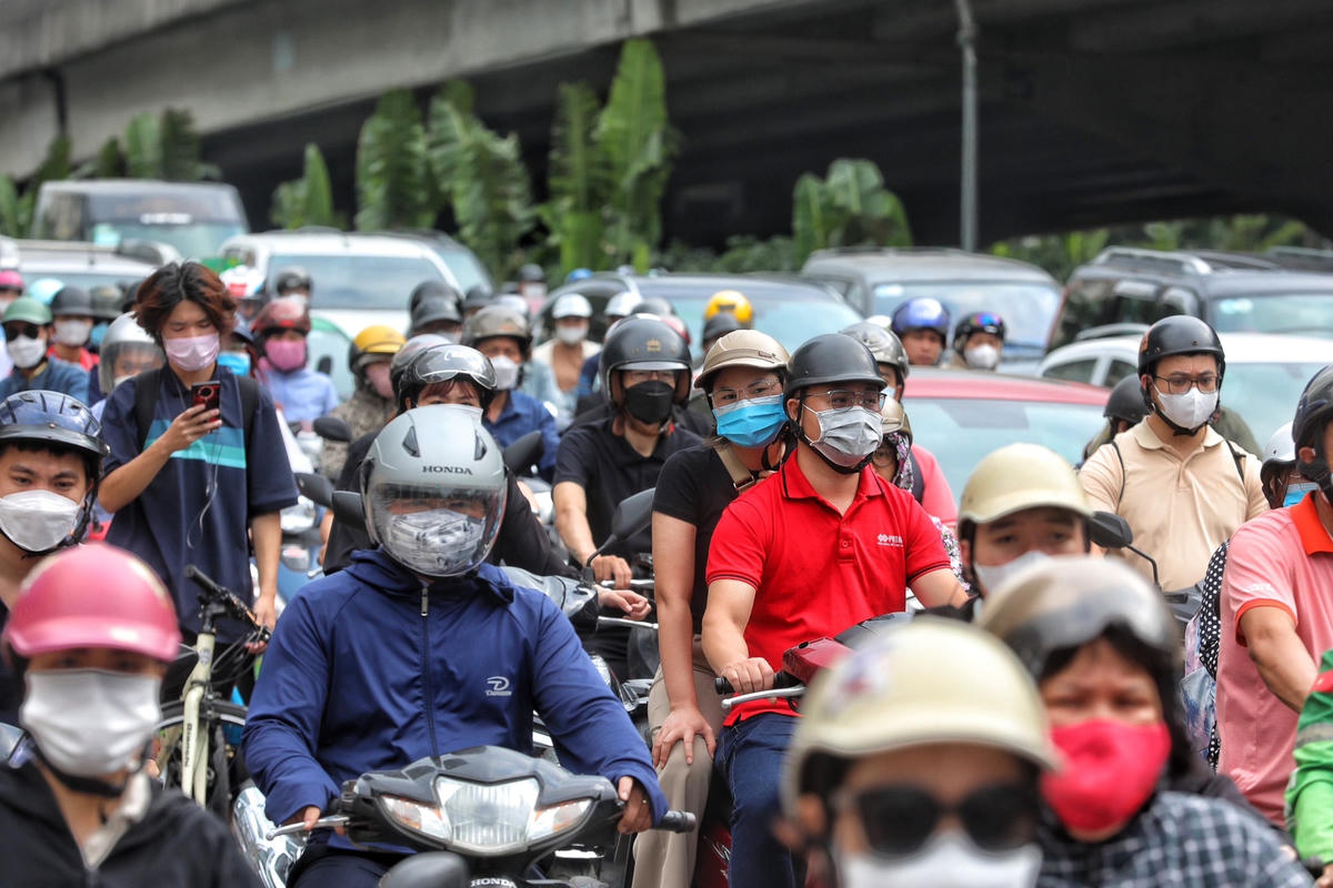 Ngày đầu làm việc sau kỳ nghỉ lễ giao thông Hà Nội ùn tắc cục bộ 