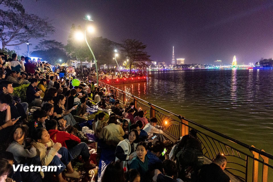 Hàng nghìn du khách đã có mặt từ sớm để chờ đón màn trình diễn pháo hoa. (Ảnh: Hoài Nam/Vietnam+)