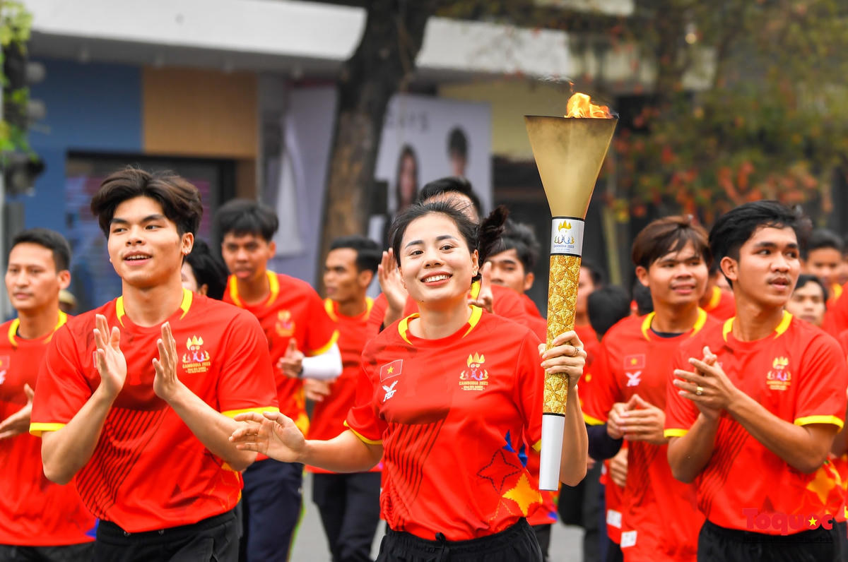 Vận động viên Nguyễn Thị Huyền - chủ nhân 10 HCV SEA Games và 200 vận động viên tiêu biểu diễu hành với ngọn đuốc SEA Games 32. Ảnh: Báo Tổ Quốc.