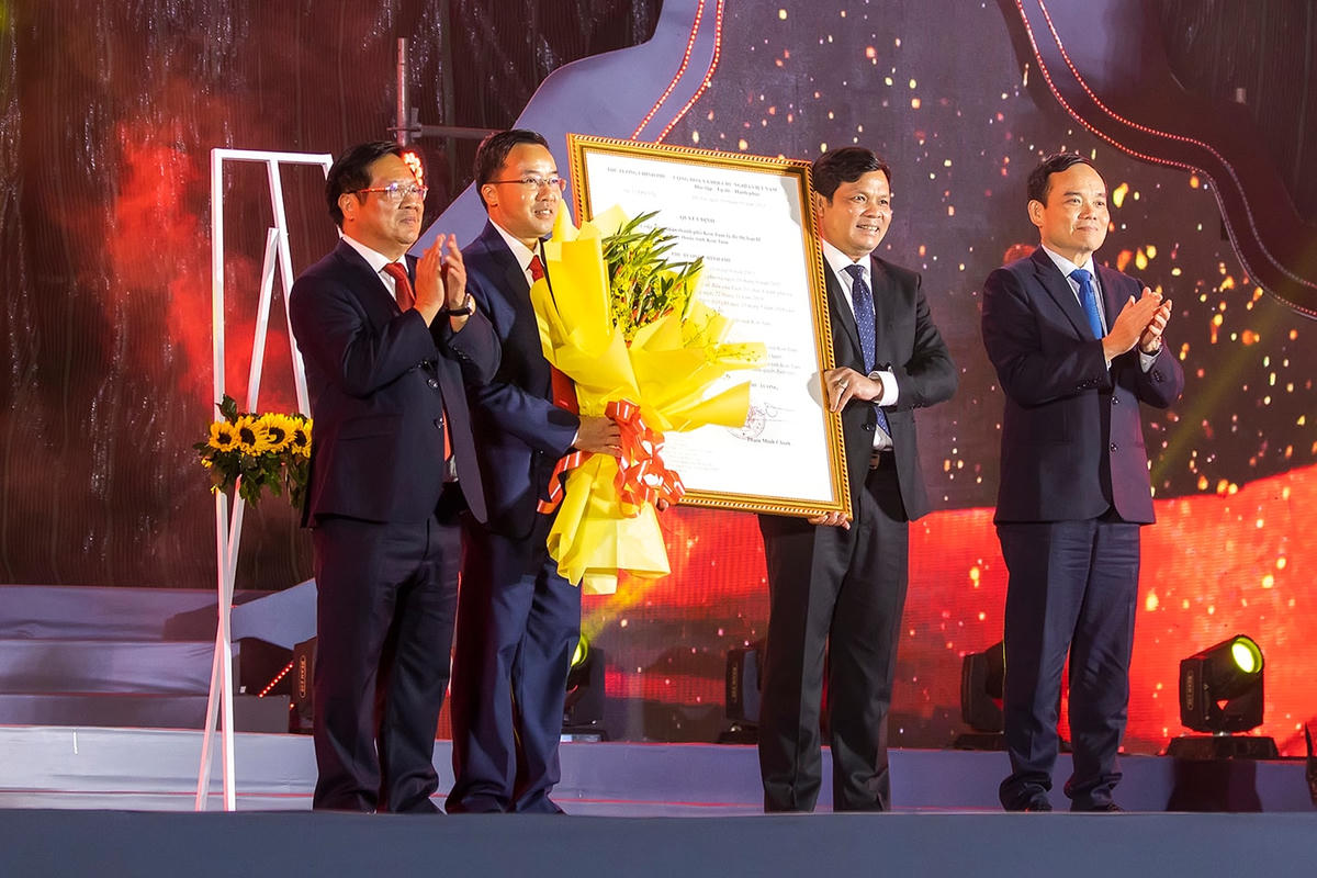 Trao Quyết định của Thủ tướng Chính phủ công nhận thành phố Kon Tum là Đô thị loại II trực thuộc tỉnh Kon Tum.  