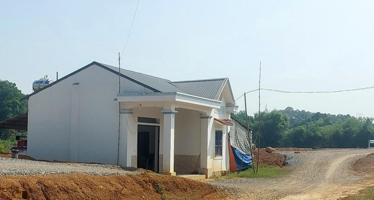 Theo ông Lý, gia đình ông đã đồng ý để giải phóng mặt bằng gần 5.000m2, còn ngôi nhà vẫn chưa đồng ý bởi chính quyền phải cấp đất ở (có GCNQSDĐ) ở nơi khác cho ông. Ảnh: Ngô Hùng