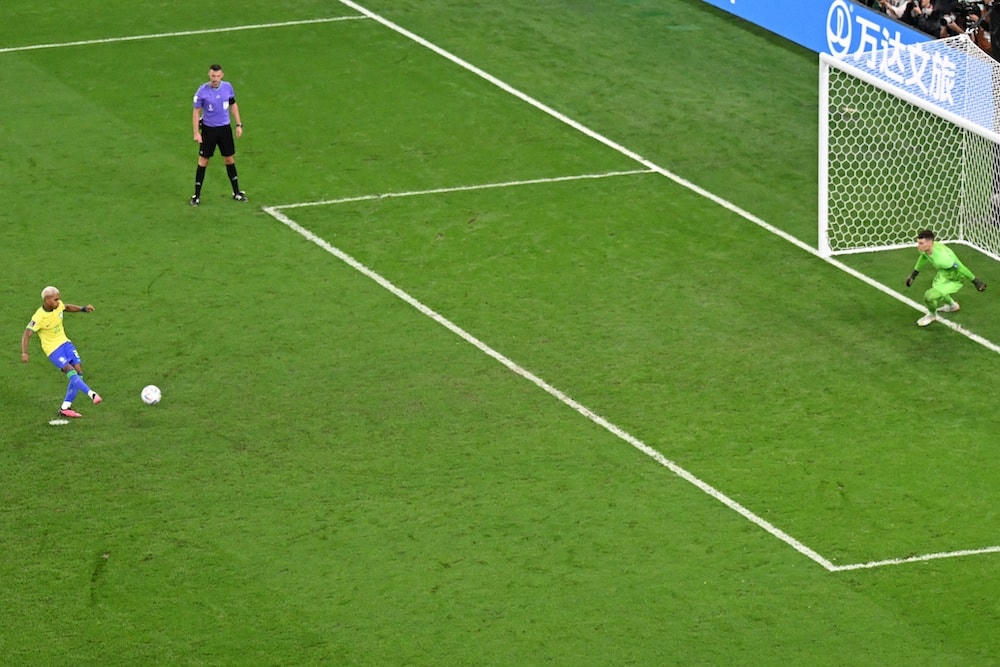 Rodrygo đá hỏng phạt đền.