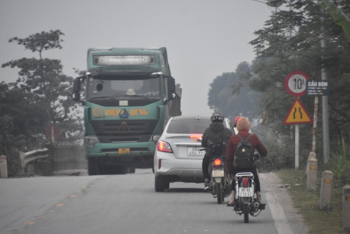 Đặc biệt, nhằm rút ngắn quãng đường và chi phí vận chuyển, những chiếc xe này đã ngang nhiên di chuyển qua khu vực cầu Bòn (thuộc huyện Bình Xuyên) dù cây cầu đã đặt biển hạn chế trọng tải là 10 tấn.