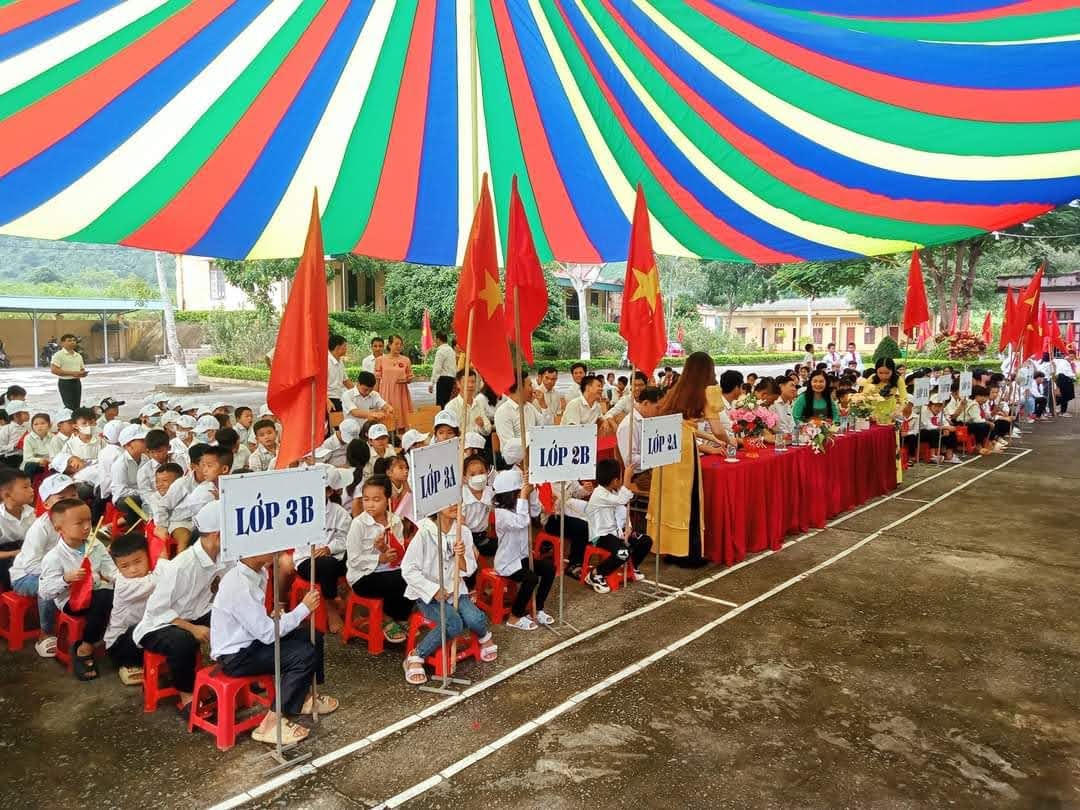 Học sinh Trường tiểu học và THCS xã Thanh Hòa (huyện Như Xuân) đón năm học mới.