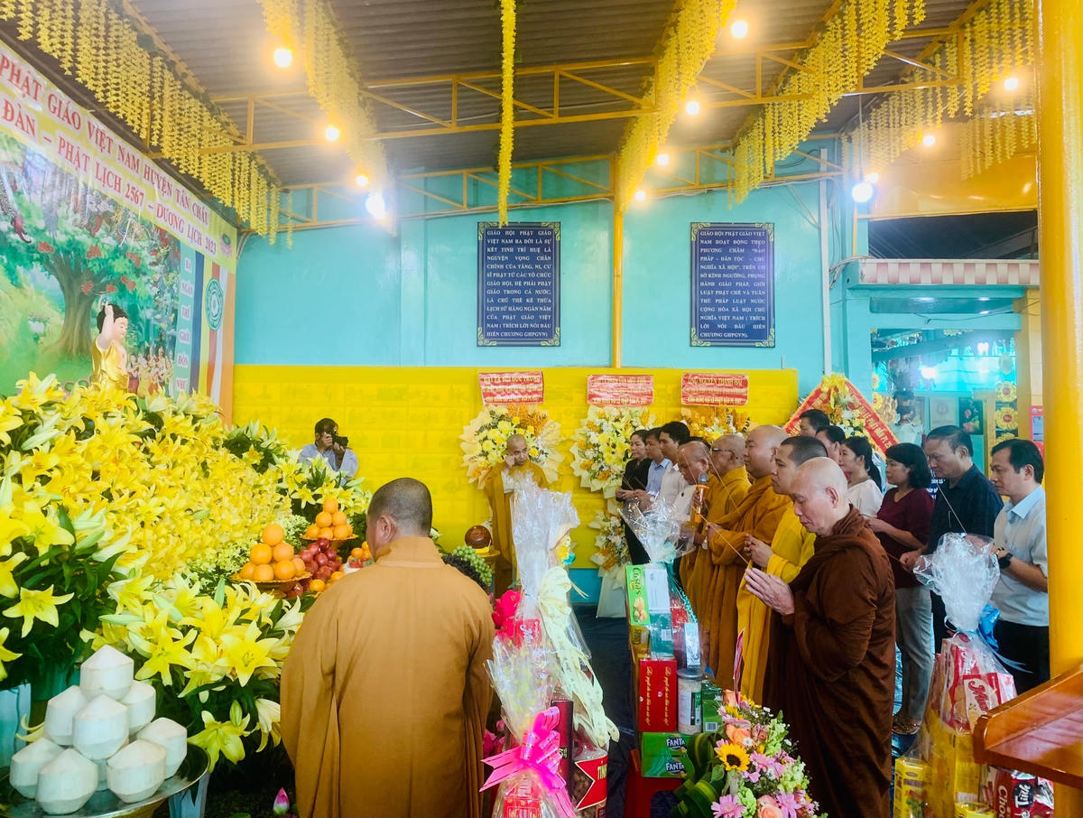 Ban tổ chức đón nhận nhiều lãng hoa, phần quà chúc mừng của Chư Tôn Đức và chính quyền các cấp.