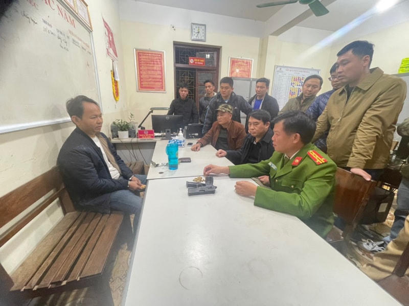 Công an tỉnh Sơn La lấy lời khai đối tượng Nguyễn Văn Long.  