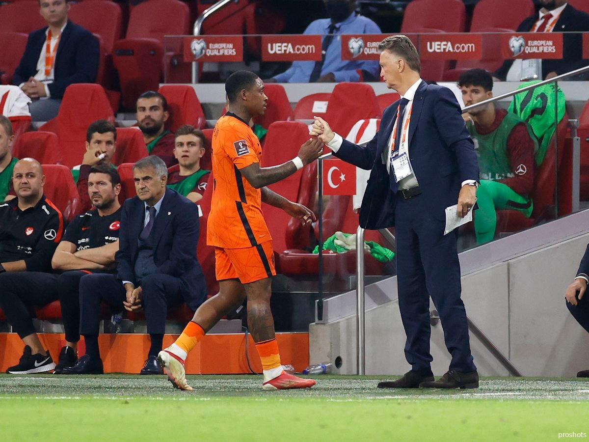 HLV Louis van Gaal và ngôi sao thay thế Memphis Depay - Steven Bergwijn. Ảnh: Ajax Showtime.