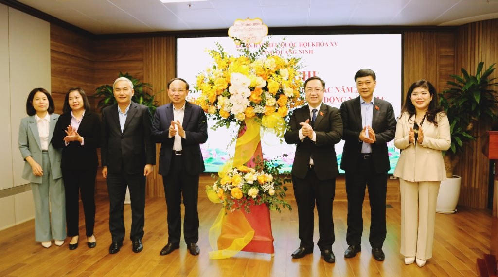 Bí thư Tỉnh ủy Quảng Ninh Nguyễn Xuân Ký tặng hoa chúc mừng Phó Bí thư Tỉnh ủy Quảng Ninh Đặng Xuân Phương. Ảnh: QMG