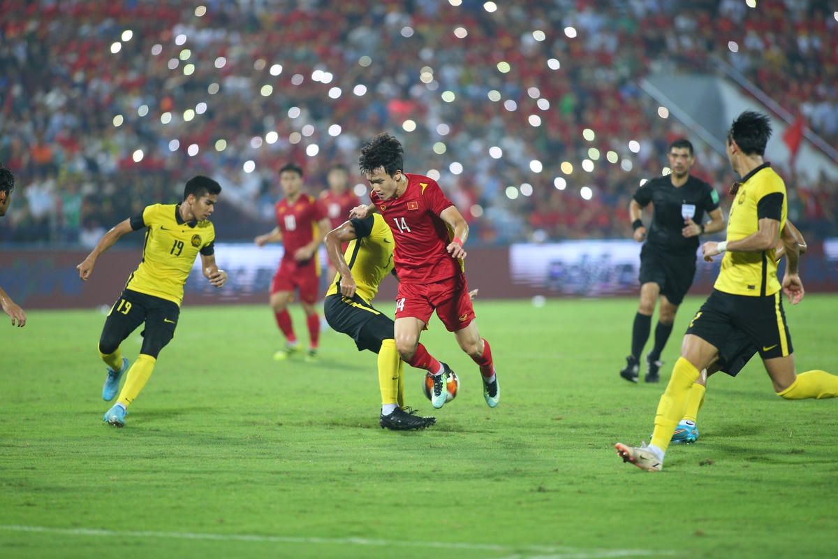 Hiểu rõ sự lợi hại của các cầu thủ trên 23 tuổi của U23 Việt Nam nên U23 Malaysia luôn sử dụng số đông quây chặt Hoàng Đức,Tiến Linh, Hùng Dũng mỗi khi họ có bóng.