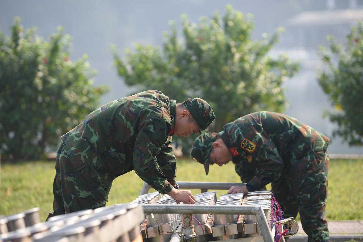 Tại điểm trận địa pháo hoa Công viên Thống Nhất, có 200 đồng chí thuộc 17 lực lượng trận địa pháo tại điểm bắn  đã sẵn sàng phục vụ người dân ngắm pháo hoa vào giao thừa.