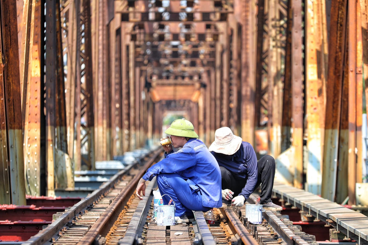 Công nhân tranh thủ nghỉ ngơi, uống nước để có sức tiếp tục thực hiện các phần việc còn lại.