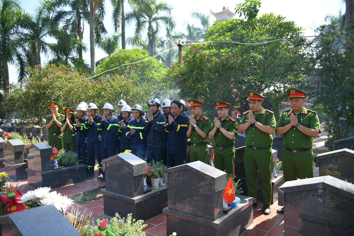 Công an Hà Nội thắp hương tri ân các Anh hùng - Liệt sĩ