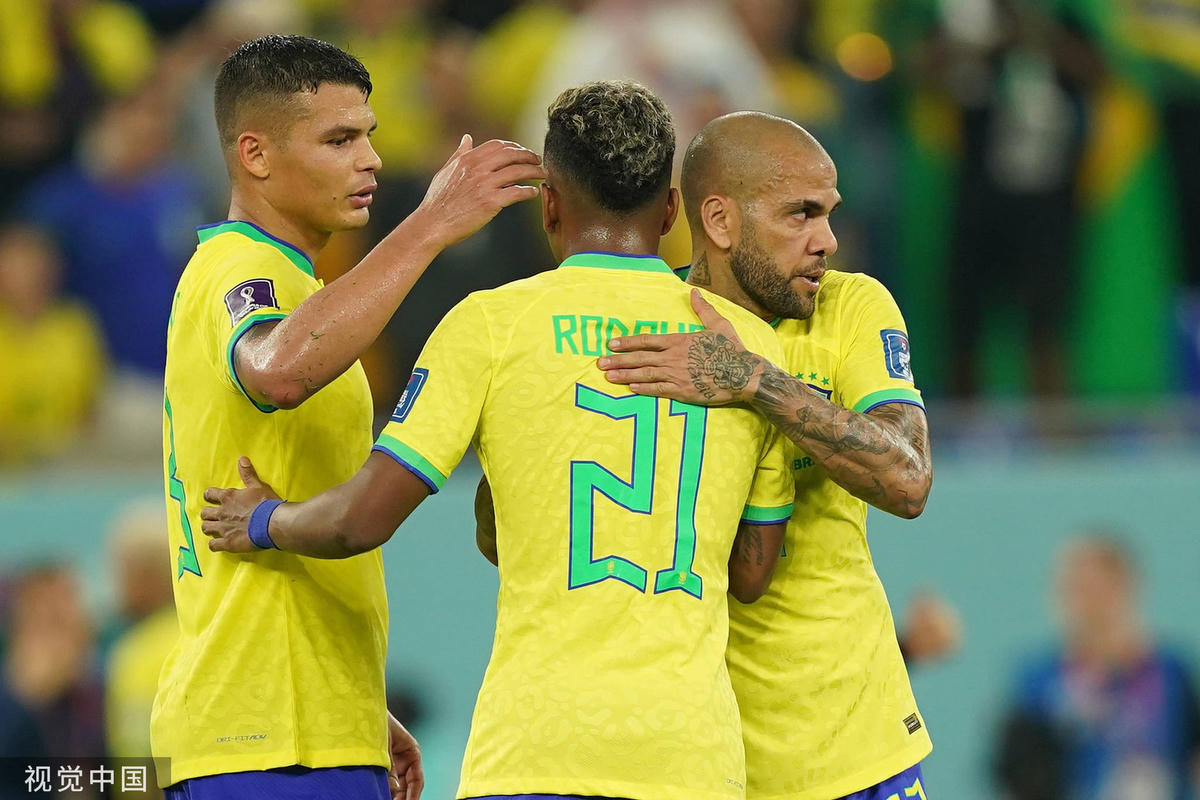 Silva và Alves vẫn miệt mài cống hiến. Ảnh: Sohu