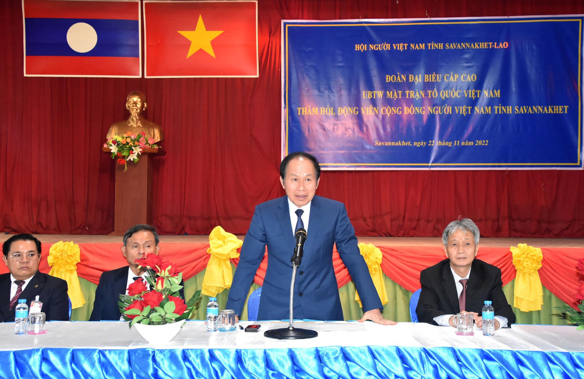 Phó Chủ tịch – Tổng Thư ký Lê Tiến Châu trò chuyện cùng bà con kiều bào tại buổi gặp mặt.