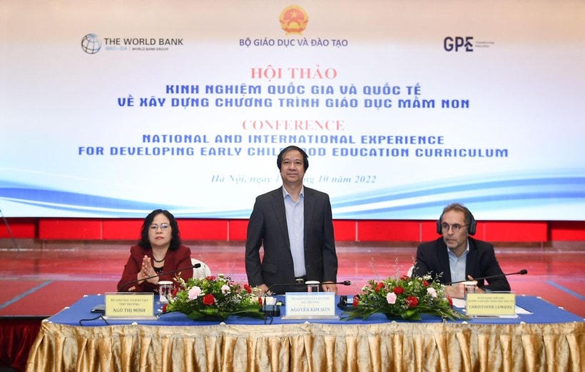 Các đại biểu chủ trì hội thảo.
