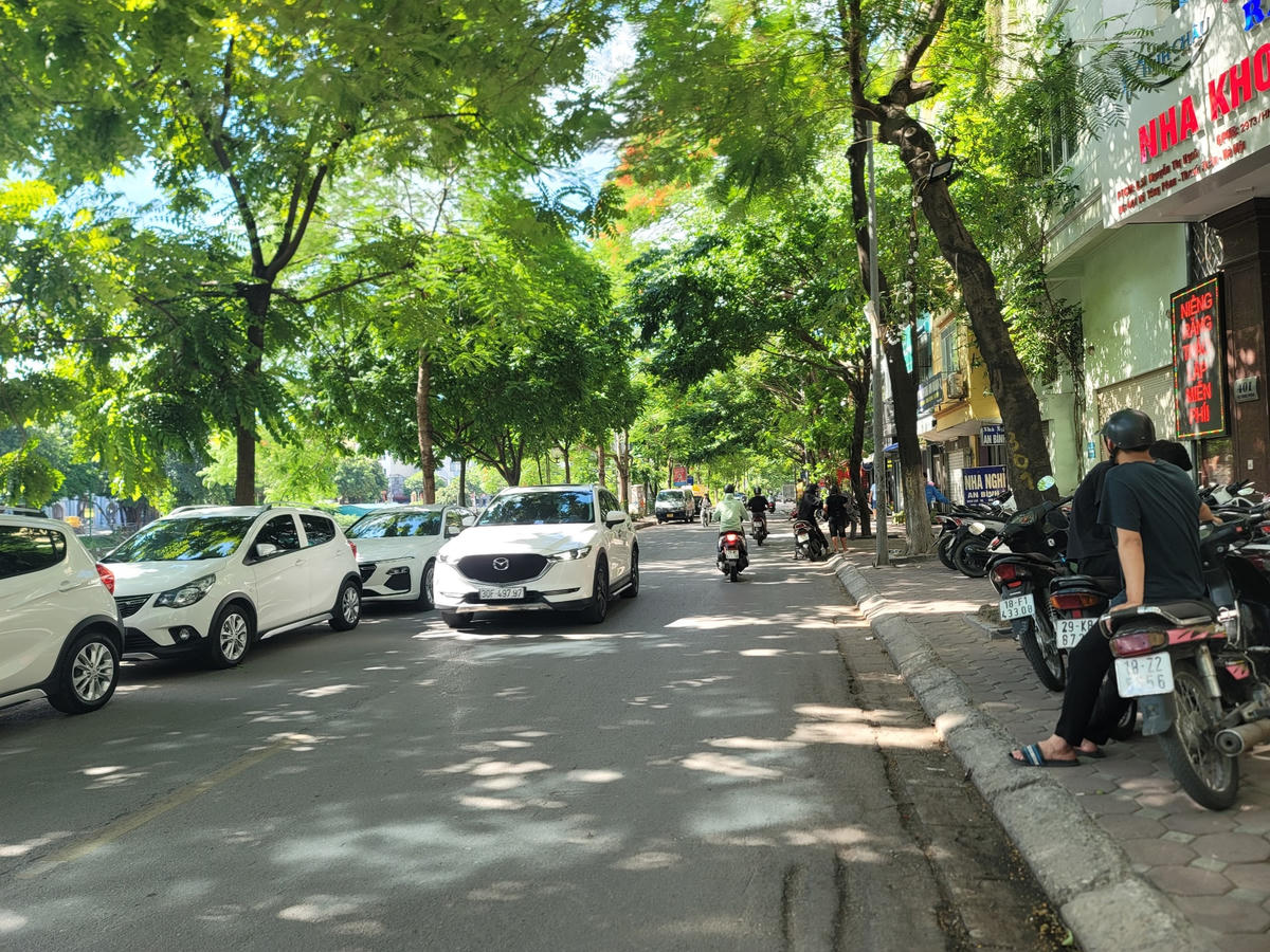 Đáng chú ý, phố Vũ Tông Phan ở quận Thanh Xuân dài chưa đầy 2km nhưng có hàng chục mặt bằng đang bỏ trống, treo biển cho thuê đã lâu.