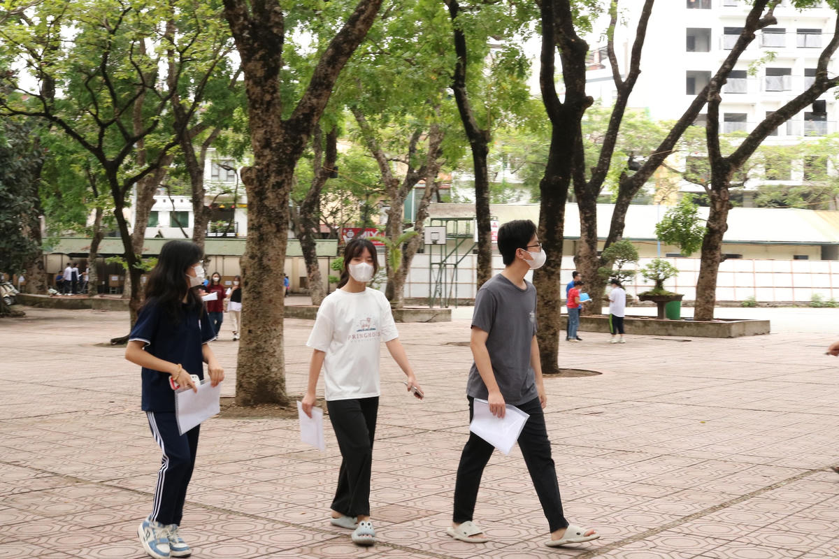 Thí sinh tại điểm thi Trường THPT Nguyễn Trãi - Ba Đình.