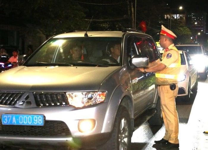 Vào khoảng 20h55p trên đường Lê Lợi, đoạn gần giao với Nguyễn Thị Minh Khai, Tổ công tác đã dừng kiểm tra ô tô biển xanh BKS 37A - 000.98, do tài xế Lê Xuân Hùng (ở huyện Tương Dương, Nghệ An) điều khiển, phát hiện tài xế vi phạm nồng độ cồn ở mức 0,173 mg/lít khí thở.