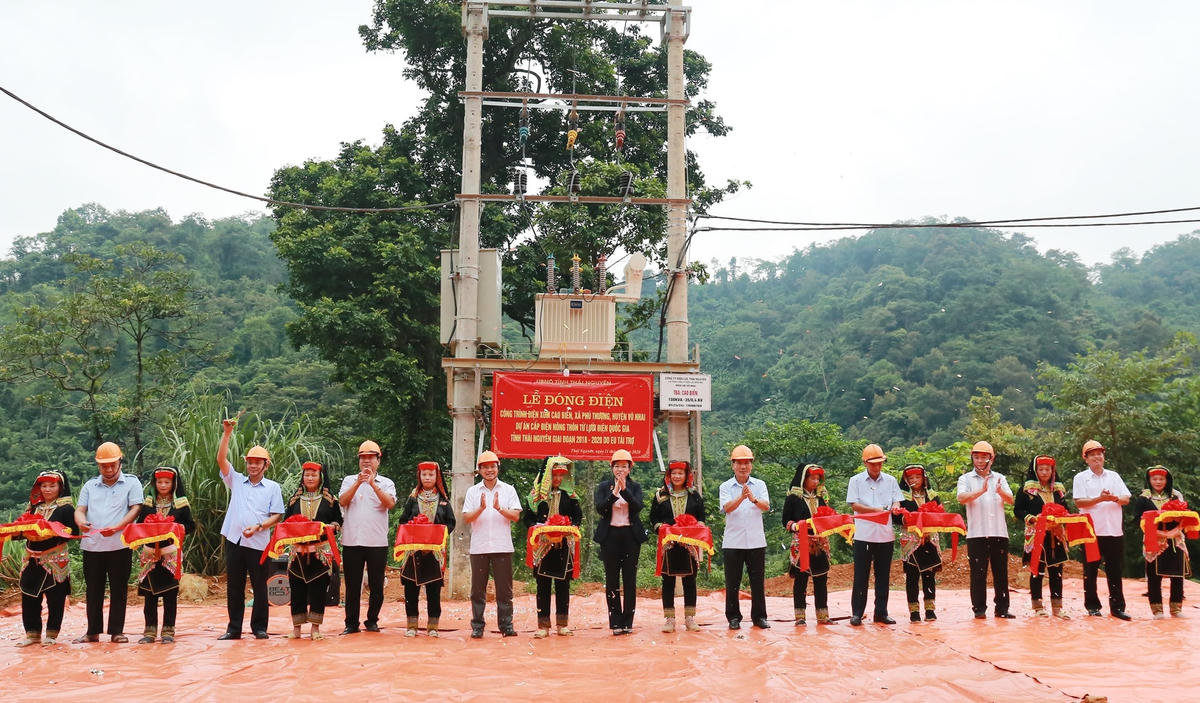 Cắt băng khánh thành Công trình điện xóm Cao Biền, xã Phú Thượng, huyện Võ Nhai. Ảnh: Hiếu Anh.