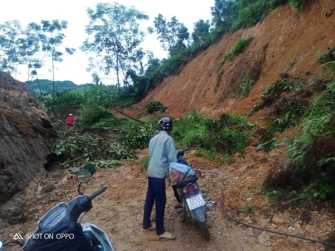 Đất taluy sạt lở lấp kín nhiều con đường liên thôn, xã làm giao thông ngừng trệ.