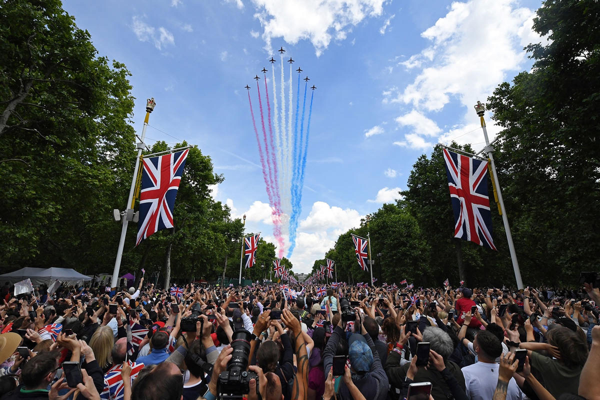 Màn trình diễn của các chiến đấu cơ trên bầu trời London. Ảnh: Reuters. 